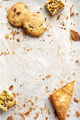 Stillleben mit Cranberry-Erdnuss-Cookies, Blondies mit Pistazien und Apfeltasche