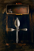 Food Art: Stillleben mit Besteck vor braunem Hintergrund (Inspired by Joseph Beuys)