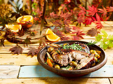 Lammbraten mit Oliven und kandierten Orangen