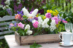 Kleine Sträuße mit Rosen, Tulpen und Flieder im Holzkasten