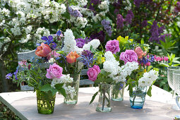 Kleine Sträuße mit Rosen, Tulpen und Flieder