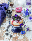 Brombeer-Cheesecake mit Brombeersauce und Essblüten