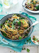 Pasta with spinach, mushrooms and almonds