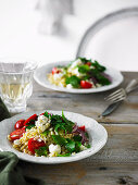 Orzo-Salat mit Tomaten, Petersilie, Minze und Feta