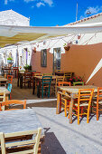 Tische und Stühle vor Restaurant in San Pantaleo, Sardinien