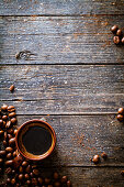 Eine Tasse türkischer Kaffee und Kaffeebohnen