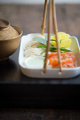 Lachs und Nudeln mit Rettichrose und Wasabi (Japan)