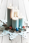 DIY-Adventskranz aus Papiertannebäumchen mit vier brennenden Kerzen