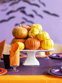 Zierkürbisse auf gedecktem Tisch für Halloweenparty