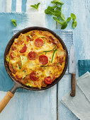 Frittata mit Zucchini, Pfefferminze, Tomaten und Mozzarella