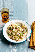 Spaghettoni mit Kalbfleischbällchen, Speck und Broccoliröschen