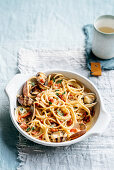 Spaghetti Carbonara mit Venusmuscheln, scharfer Salami und getrockneten Tomaten
