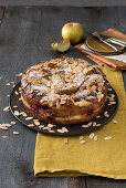 Apfel-Croissant-Auflauf mit Brombeeren und Mandeln