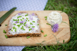 Brot mit selbst gemachter Schnittlauchhblütenbutter und Schnittlauch