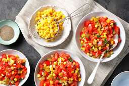 Tomaten-Mais-Salat mit Essiggurken und Pfeffer