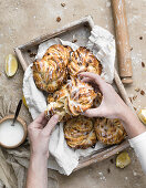 Sticky Buns mit Lemon Curd, , Pekannüssen und Zitronenglasur