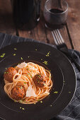 Spaghetti mit Fleischbällchen und Tomatensauce