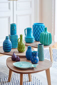 Aquafarbene Vasen und Keramikdeko auf 3er Set Beistelltischchen