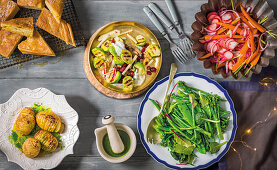 Focaccia, Rosenkohlsalat nach Waldorf Art, Karottensalat, grüne Bohnen und Hasselback-Kartoffeln zu Weihnachten