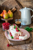 Baiserroulade mit Cranberries, Birnen, Mandeln und Sahne