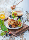 Wholemeal pancakes with figs, blackberries and honey