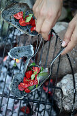 Gegrilltes Kohlebrot mit Tomaten belegen