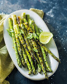 Gebratener grüner Spargel mit Miso, Reisessig und Ingwer