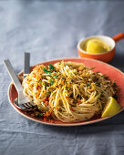Spaghetti mit Zitronenzesten und Kräuterstreuseln