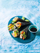 Temaki-Sushi mit Garnelen und Paprika