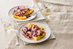 Garnelen mit Zwiebeln und Radicchio süß-sauer auf gegrillter Polenta