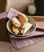 Waffel-Sandwiches mit Schokoladenglasur, Ricotta-Orangen-Creme und Pistazien