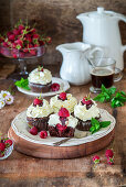 Schokoladen-Vanille-Cupcakes mit Buttercreme und Himbeeren