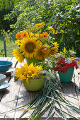 Gelber Strauß aus Sonnenblumen, Ringelblumen und Fenchelblüten