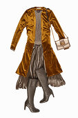 Strickpullover und Plisseerock imMetallic-Look, goldfarbener Cardigan in Samtoptik und Stiefeln