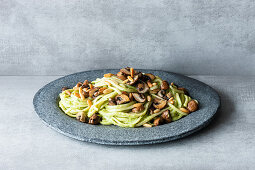 Linguine with avocado cream and mushrooms