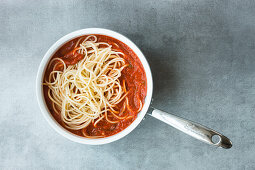 Lange, dünne Nudeln passen bestens zu flüssiger Tomatensauce