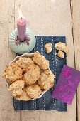 Glutenfreie Haferflockenkekse zum Geburtstag mit Kerze und lila Briefumschlag