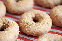 Donuts mit Zuckerglasur und gerösteten Kokosraspeln