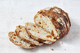 Tomaten-Mohn-Brot, einige Scheiben abgeschnitten