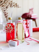 Hausgemachte Liköre in Flaschen weihnachtlich dekoriert