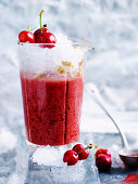 Kirsch-Walnuss-Smoothie mit Crushed Ice