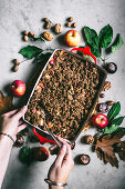 Herbstlicher glutenfreier und veganer Apfelcrumble (Aufsicht)