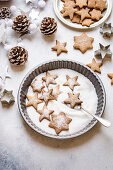 Weihnachtliche Sternplätzchen in Zucker wälzen