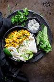 Hähnchencurry serviert mit Reis und Fladenbrot (Indien)