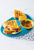 Gegrillte Waffelsandwiches mit Marshmallows und Schokolade