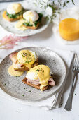 Pochierte Eier auf Toast mit Schinken, Spinat und Sauce Hollandaise
