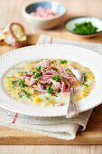 Lauch-Mais-Suppe mit geräuchertem Schinken