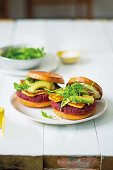 Veggieburger mit Roter Bete, Halloumi und Avocado