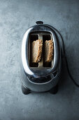 Gefrorene Brotscheiben im Toaster auftauen