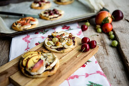 Mini pizzas with fruit and cheese